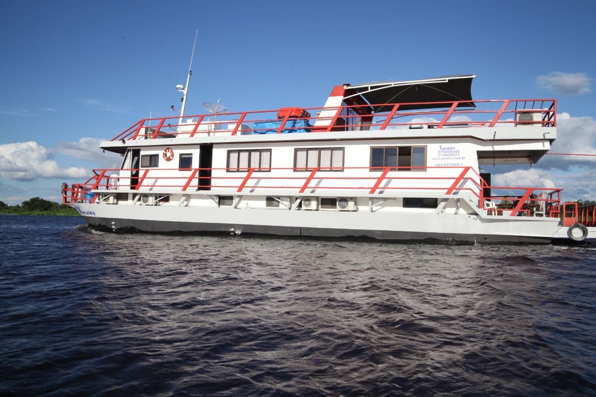 Barco-Hotel Xaraiés I navegando no rio